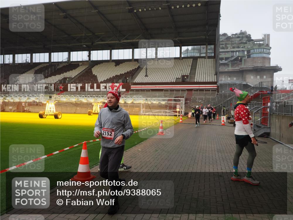 07.12.2025 - St. Pauli X-Mass-Run No. 15 Fabian Wolf http://msf.ph/oto/9388065 07.12.2025 10:18:57 Ziel 721, 1034, 2152, 3862, 3975, 3976, 4331, 4498, 4521, 4522, 4547 meine-sportfotos.de