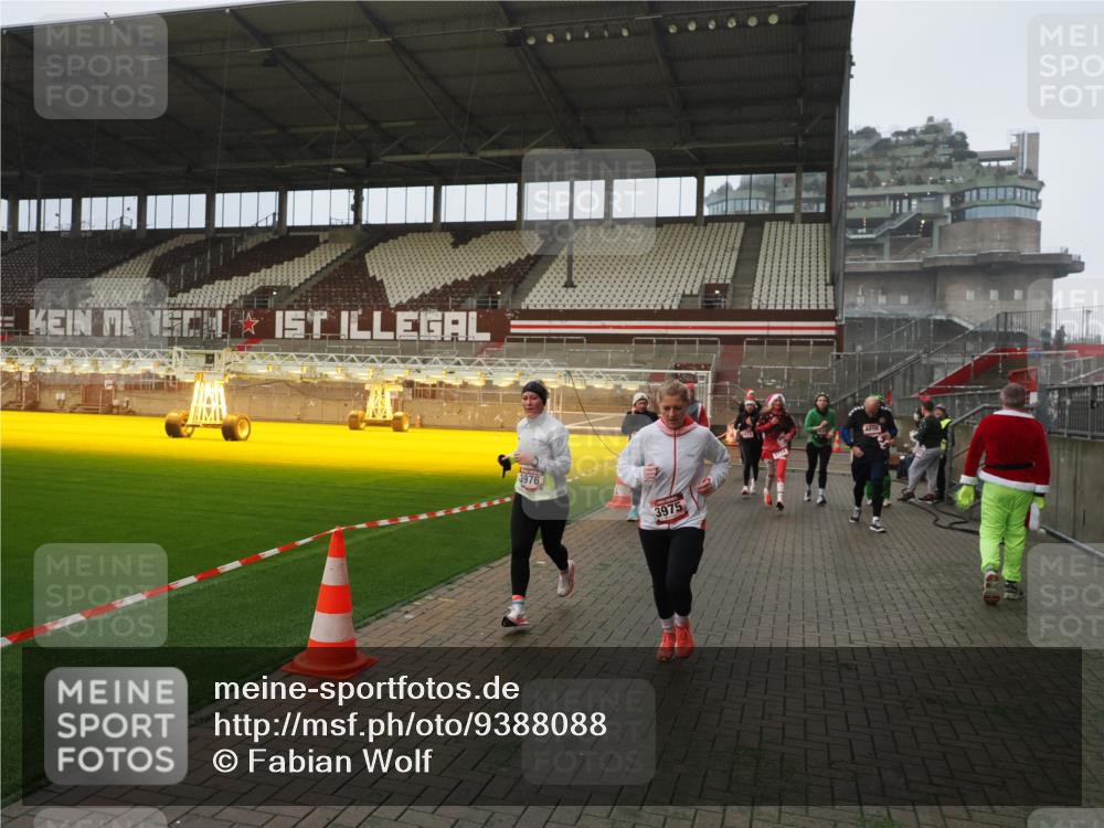 07.12.2025 - St. Pauli X-Mass-Run No. 15 Fabian Wolf http://msf.ph/oto/9388088 07.12.2025 10:19:03 Ziel 2152, 3455, 3724, 3975, 3976, 4330, 4331, 4436, 4437, 4438, 4473, 4475, 4498 meine-sportfotos.de