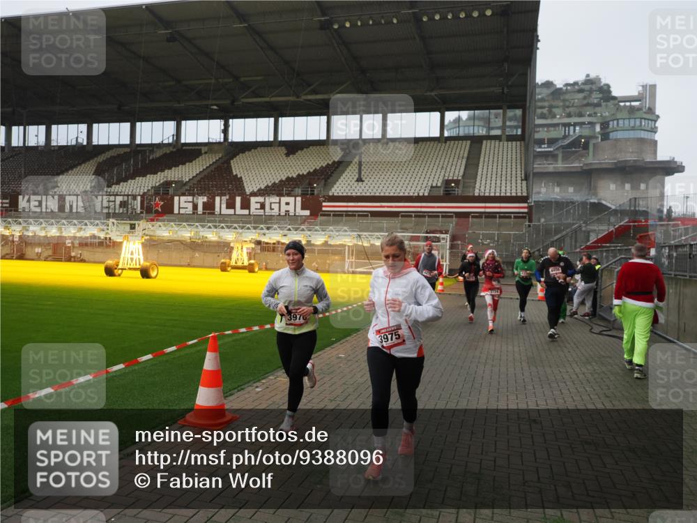 07.12.2025 - St. Pauli X-Mass-Run No. 15 Fabian Wolf http://msf.ph/oto/9388096 07.12.2025 10:19:03 Ziel 2152, 3455, 3724, 3975, 3976, 4330, 4331, 4436, 4437, 4438, 4473, 4475, 4498 meine-sportfotos.de
