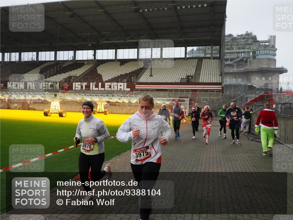 07.12.2025 - St. Pauli X-Mass-Run No. 15 Fabian Wolf http://msf.ph/oto/9388104 07.12.2025 10:19:03 Ziel 2152, 3455, 3724, 3975, 3976, 4330, 4331, 4436, 4437, 4438, 4473, 4475, 4498 meine-sportfotos.de