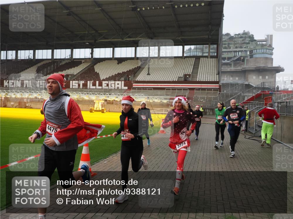 07.12.2025 - St. Pauli X-Mass-Run No. 15 Fabian Wolf http://msf.ph/oto/9388121 07.12.2025 10:19:05 Ziel 3455, 3724, 3975, 3976, 4330, 4331, 4436, 4437, 4438, 4473, 4475, 4498 meine-sportfotos.de