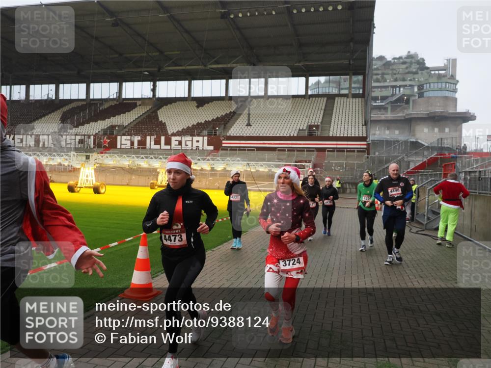 07.12.2025 - St. Pauli X-Mass-Run No. 15 Fabian Wolf http://msf.ph/oto/9388124 07.12.2025 10:19:06 Ziel 3455, 3724, 3975, 3976, 4330, 4331, 4436, 4437, 4438, 4473, 4475, 4498 meine-sportfotos.de