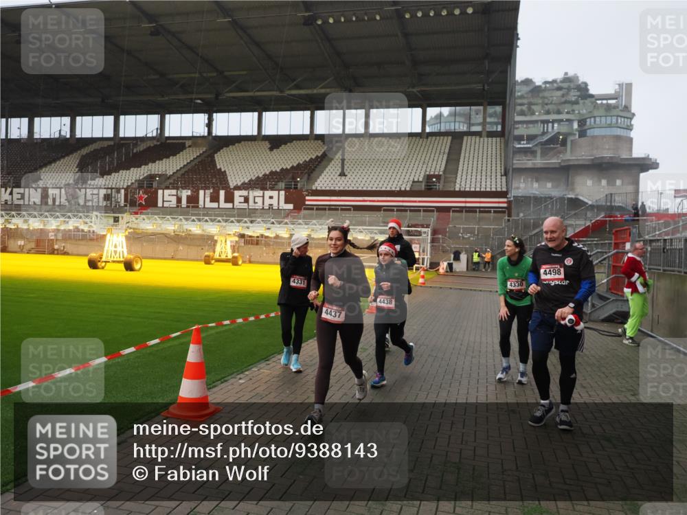 07.12.2025 - St. Pauli X-Mass-Run No. 15 Fabian Wolf http://msf.ph/oto/9388143 07.12.2025 10:19:07 Ziel 3455, 3724, 3975, 3976, 4330, 4331, 4436, 4437, 4438, 4473, 4475, 4498 meine-sportfotos.de