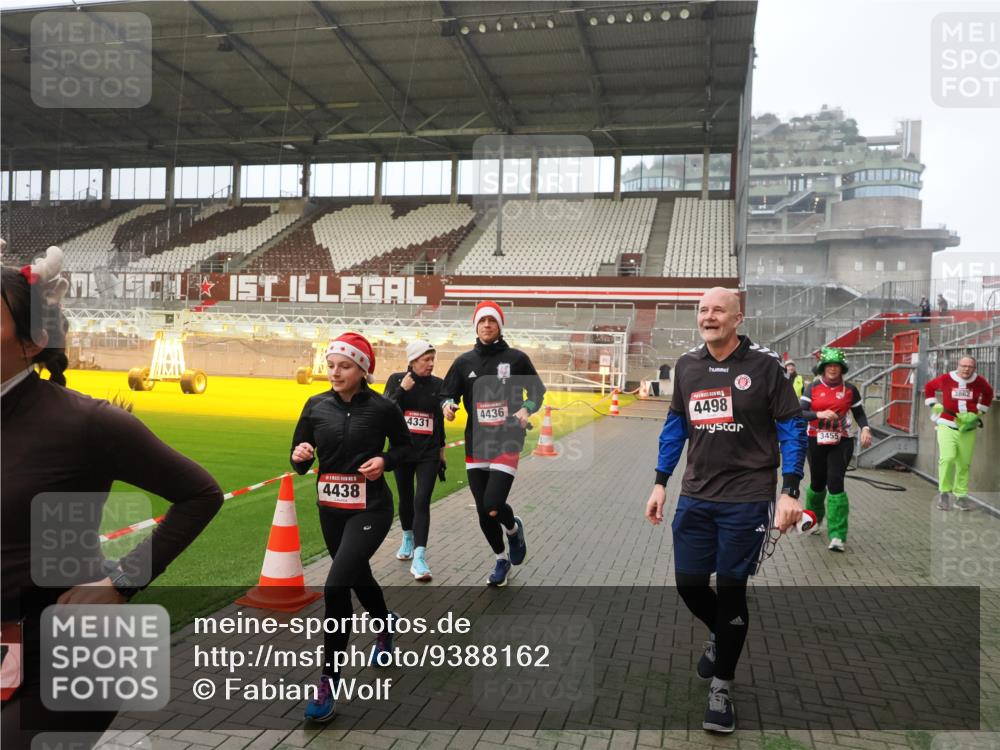 07.12.2025 - St. Pauli X-Mass-Run No. 15 Fabian Wolf http://msf.ph/oto/9388162 07.12.2025 10:19:08 Ziel 3455, 3724, 3975, 3976, 4330, 4331, 4436, 4437, 4438, 4473, 4475, 4498 meine-sportfotos.de