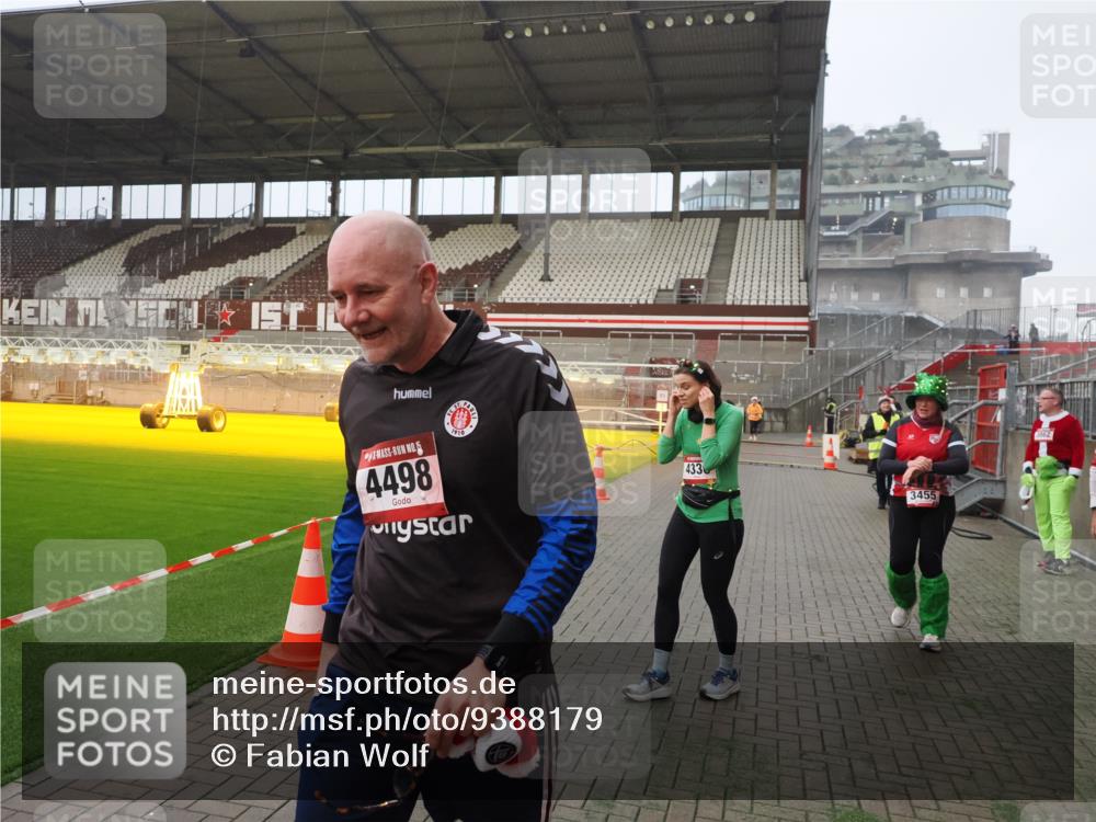 07.12.2025 - St. Pauli X-Mass-Run No. 15 Fabian Wolf http://msf.ph/oto/9388179 07.12.2025 10:19:10 Ziel 3455, 3724, 3975, 3976, 4330, 4331, 4436, 4437, 4438, 4473, 4475, 4498 meine-sportfotos.de