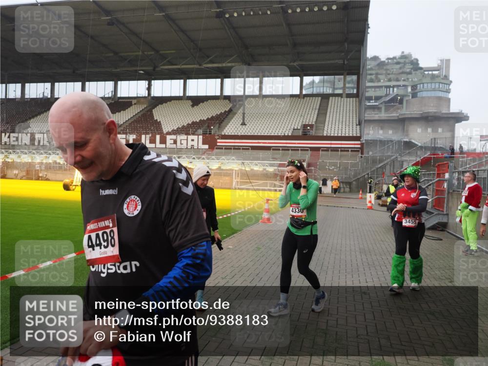 07.12.2025 - St. Pauli X-Mass-Run No. 15 Fabian Wolf http://msf.ph/oto/9388183 07.12.2025 10:19:10 Ziel 3455, 3724, 3975, 3976, 4330, 4331, 4436, 4437, 4438, 4473, 4475, 4498 meine-sportfotos.de