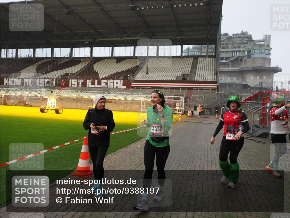 07.12.2025 - St. Pauli X-Mass-Run No. 15 Fabian Wolf http://msf.ph/oto/9388197 07.12.2025 10:19:11 Ziel 3455, 3724, 3975, 3976, 4330, 4331, 4436, 4437, 4438, 4473, 4475, 4498 meine-sportfotos.de