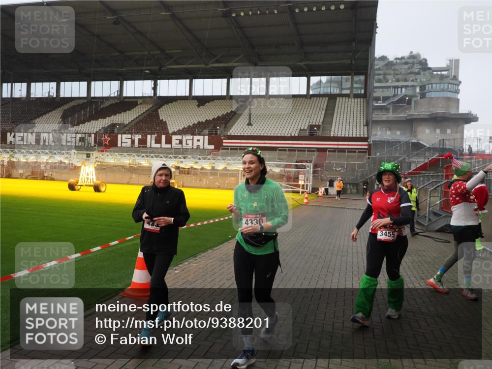 07.12.2025 - St. Pauli X-Mass-Run No. 15 Fabian Wolf http://msf.ph/oto/9388201 07.12.2025 10:19:11 Ziel 3455, 3724, 3975, 3976, 4330, 4331, 4436, 4437, 4438, 4473, 4475, 4498 meine-sportfotos.de