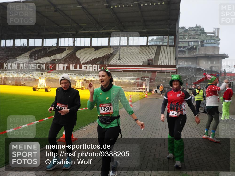 07.12.2025 - St. Pauli X-Mass-Run No. 15 Fabian Wolf http://msf.ph/oto/9388205 07.12.2025 10:19:11 Ziel 3455, 3724, 3975, 3976, 4330, 4331, 4436, 4437, 4438, 4473, 4475, 4498 meine-sportfotos.de