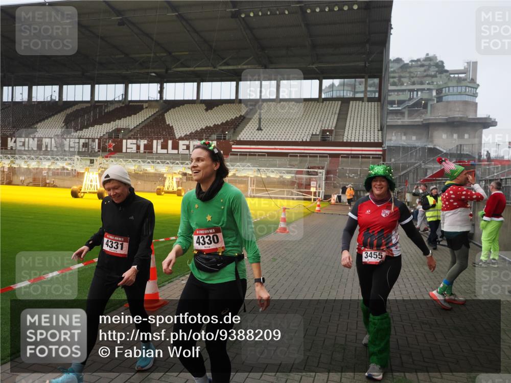 07.12.2025 - St. Pauli X-Mass-Run No. 15 Fabian Wolf http://msf.ph/oto/9388209 07.12.2025 10:19:12 Ziel 3455, 3724, 3975, 3976, 4330, 4331, 4436, 4437, 4438, 4466, 4473, 4475, 4498 meine-sportfotos.de