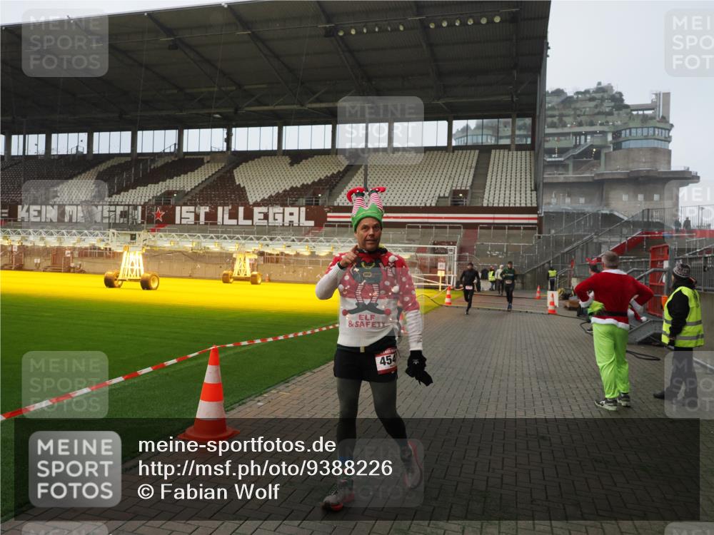 07.12.2025 - St. Pauli X-Mass-Run No. 15 Fabian Wolf http://msf.ph/oto/9388226 07.12.2025 10:19:18 Ziel 3455, 3695, 3724, 4115, 4330, 4436, 4437, 4438, 4466, 4473, 4475 meine-sportfotos.de
