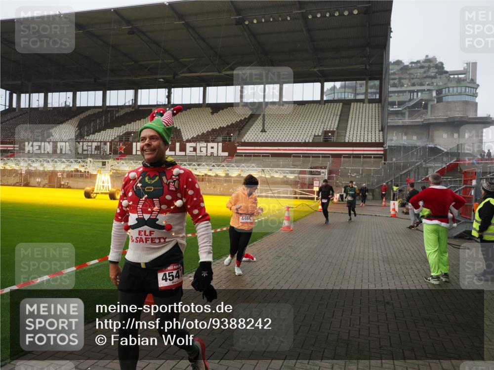 07.12.2025 - St. Pauli X-Mass-Run No. 15 Fabian Wolf http://msf.ph/oto/9388242 07.12.2025 10:19:19 Ziel 3695, 3724, 4115, 4436, 4437, 4438, 4466, 4473, 4475 meine-sportfotos.de