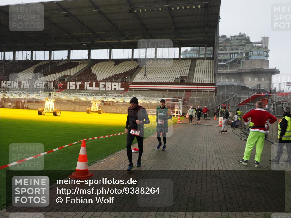 07.12.2025 - St. Pauli X-Mass-Run No. 15 Fabian Wolf http://msf.ph/oto/9388264 07.12.2025 10:19:22 Ziel 3011, 3013, 3695, 4115, 4466 meine-sportfotos.de