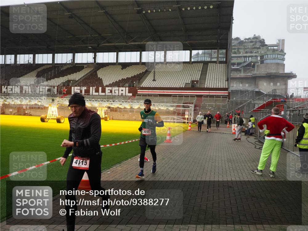 07.12.2025 - St. Pauli X-Mass-Run No. 15 Fabian Wolf http://msf.ph/oto/9388277 07.12.2025 10:19:23 Ziel 3011, 3013, 3695, 4038, 4115, 4466 meine-sportfotos.de