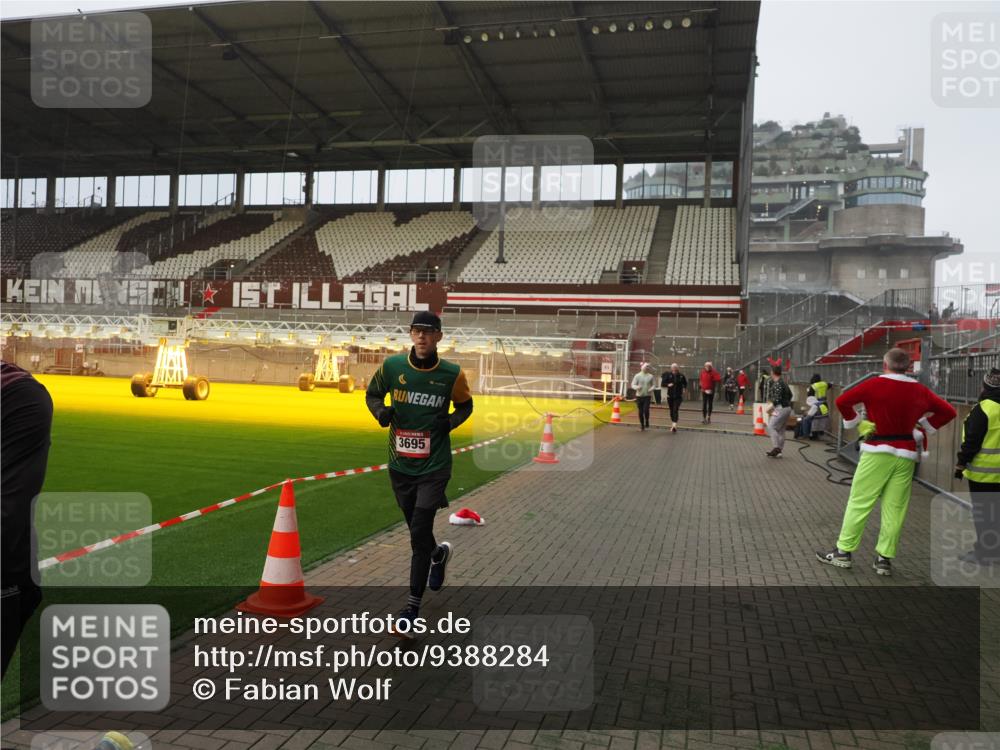 07.12.2025 - St. Pauli X-Mass-Run No. 15 Fabian Wolf http://msf.ph/oto/9388284 07.12.2025 10:19:23 Ziel 3011, 3013, 3695, 4038, 4115, 4466 meine-sportfotos.de