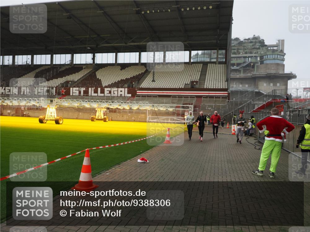 07.12.2025 - St. Pauli X-Mass-Run No. 15 Fabian Wolf http://msf.ph/oto/9388306 07.12.2025 10:19:26 Ziel 3011, 3013, 3695, 4038, 4115, 4466 meine-sportfotos.de