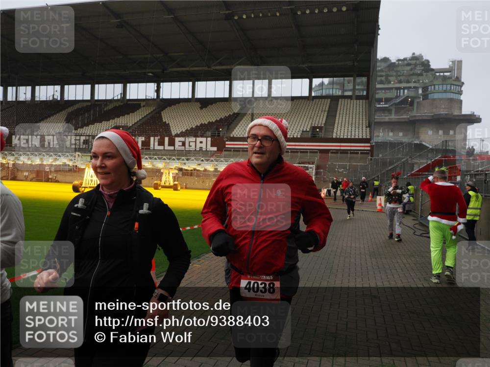 07.12.2025 - St. Pauli X-Mass-Run No. 15 Fabian Wolf http://msf.ph/oto/9388403 07.12.2025 10:19:31 Ziel 658, 661, 2750, 3011, 3013, 3695, 4038, 4115, 4466 meine-sportfotos.de
