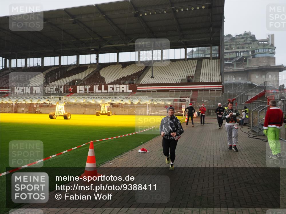 07.12.2025 - St. Pauli X-Mass-Run No. 15 Fabian Wolf http://msf.ph/oto/9388411 07.12.2025 10:19:36 Ziel 658, 661, 2750, 3011, 3013, 3695, 4038, 4074 meine-sportfotos.de