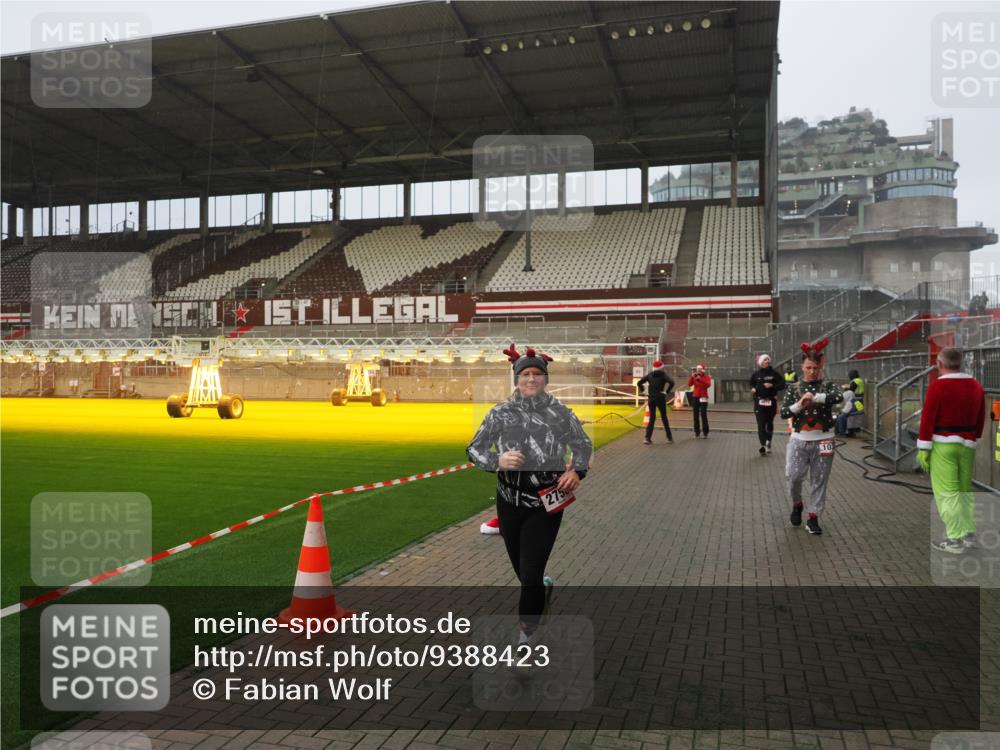 07.12.2025 - St. Pauli X-Mass-Run No. 15 Fabian Wolf http://msf.ph/oto/9388423 07.12.2025 10:19:37 Ziel 658, 661, 2750, 3011, 3013, 4038, 4074 meine-sportfotos.de