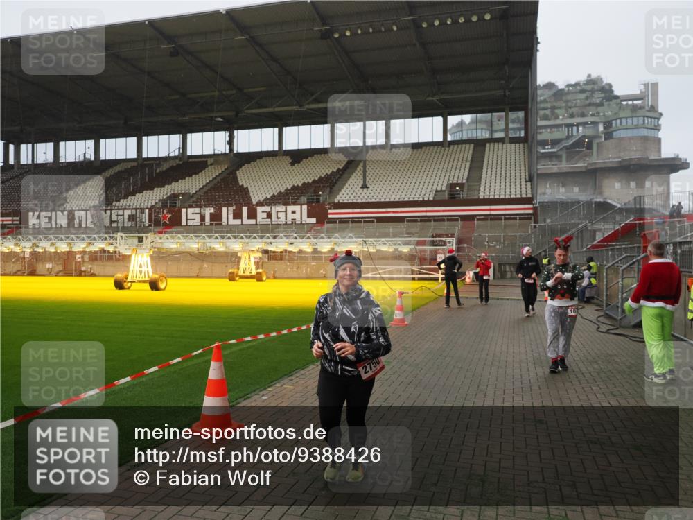 07.12.2025 - St. Pauli X-Mass-Run No. 15 Fabian Wolf http://msf.ph/oto/9388426 07.12.2025 10:19:37 Ziel 658, 661, 2750, 3011, 3013, 4038, 4074 meine-sportfotos.de