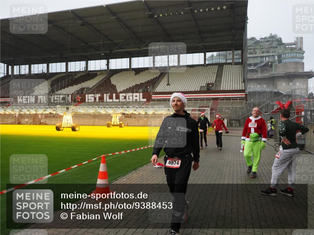 07.12.2025 - St. Pauli X-Mass-Run No. 15 Fabian Wolf http://msf.ph/oto/9388453 07.12.2025 10:19:45 Ziel 658, 661, 2750, 4074 meine-sportfotos.de
