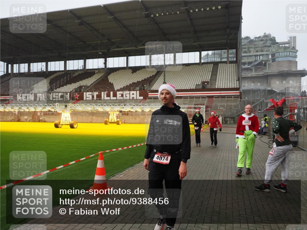 07.12.2025 - St. Pauli X-Mass-Run No. 15 Fabian Wolf http://msf.ph/oto/9388456 07.12.2025 10:19:45 Ziel 658, 661, 2750, 4074 meine-sportfotos.de