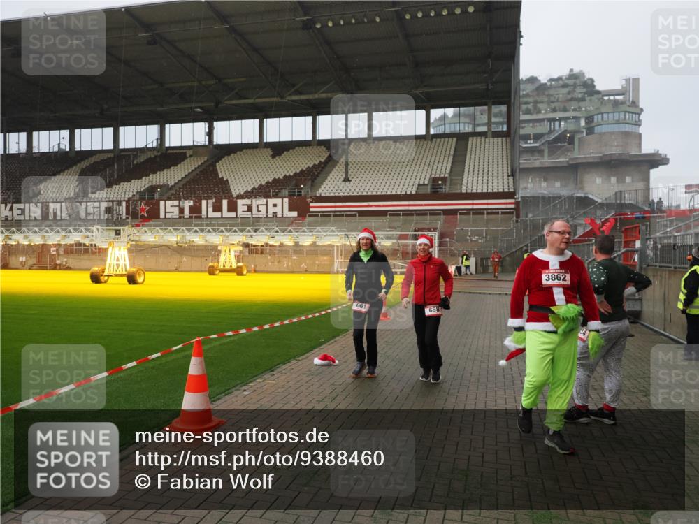 07.12.2025 - St. Pauli X-Mass-Run No. 15 Fabian Wolf http://msf.ph/oto/9388460 07.12.2025 10:19:48 Ziel 658, 661, 4074 meine-sportfotos.de