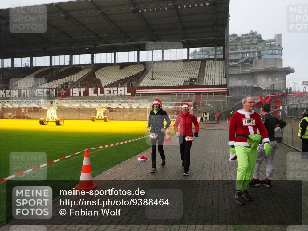 07.12.2025 - St. Pauli X-Mass-Run No. 15 Fabian Wolf http://msf.ph/oto/9388464 07.12.2025 10:19:48 Ziel 658, 661, 4074 meine-sportfotos.de