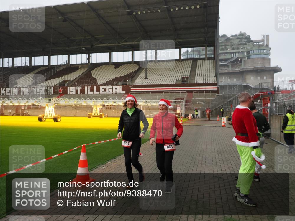 07.12.2025 - St. Pauli X-Mass-Run No. 15 Fabian Wolf http://msf.ph/oto/9388470 07.12.2025 10:19:49 Ziel 658, 661, 4074 meine-sportfotos.de