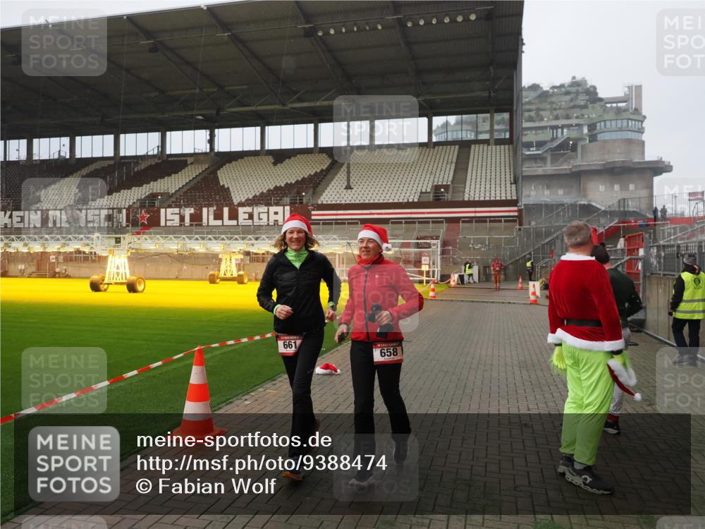 07.12.2025 - St. Pauli X-Mass-Run No. 15 Fabian Wolf http://msf.ph/oto/9388474 07.12.2025 10:19:49 Ziel 658, 661, 4074 meine-sportfotos.de