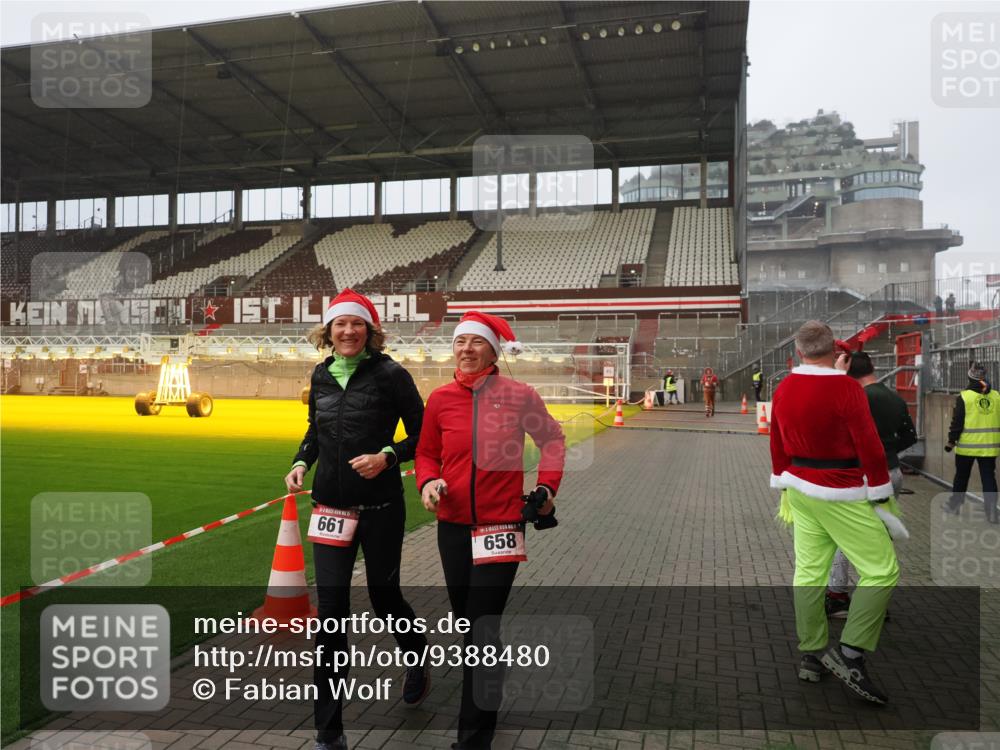 07.12.2025 - St. Pauli X-Mass-Run No. 15 Fabian Wolf http://msf.ph/oto/9388480 07.12.2025 10:19:49 Ziel 658, 661, 4074 meine-sportfotos.de