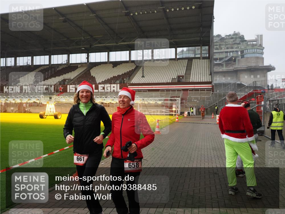 07.12.2025 - St. Pauli X-Mass-Run No. 15 Fabian Wolf http://msf.ph/oto/9388485 07.12.2025 10:19:49 Ziel 658, 661, 4074 meine-sportfotos.de