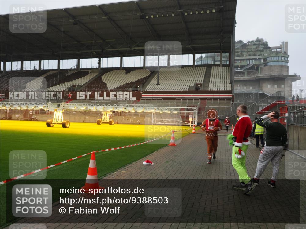 07.12.2025 - St. Pauli X-Mass-Run No. 15 Fabian Wolf http://msf.ph/oto/9388503 07.12.2025 10:19:57 Ziel 2238, 3846, 3893 meine-sportfotos.de
