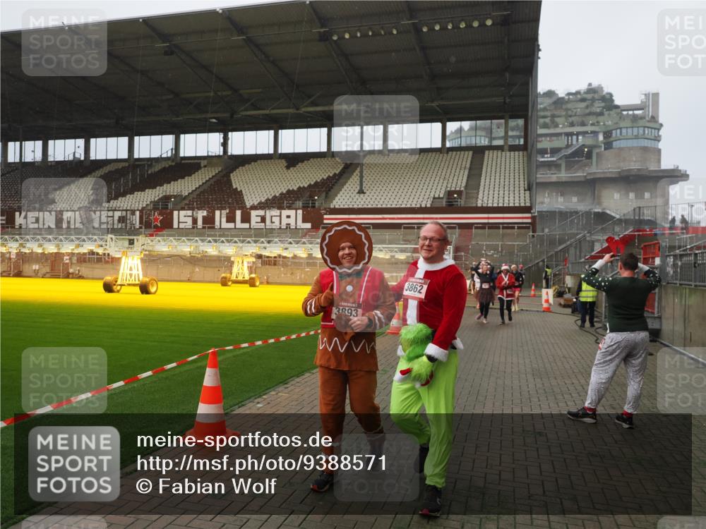 07.12.2025 - St. Pauli X-Mass-Run No. 15 Fabian Wolf http://msf.ph/oto/9388571 07.12.2025 10:20:01 Ziel 1364, 1903, 2238, 2751, 3846, 3871, 3893 meine-sportfotos.de