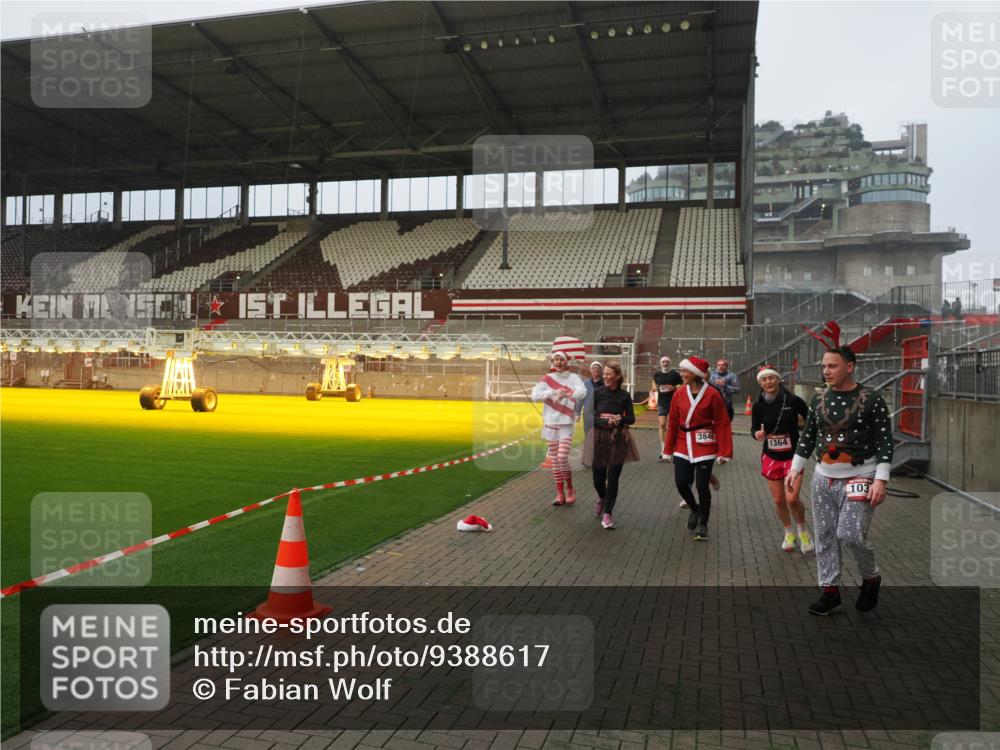 07.12.2025 - St. Pauli X-Mass-Run No. 15 Fabian Wolf http://msf.ph/oto/9388617 07.12.2025 10:20:07 Ziel 459, 1364, 1553, 1903, 2238, 2751, 3846, 3871, 3893, 4042, 4071 meine-sportfotos.de