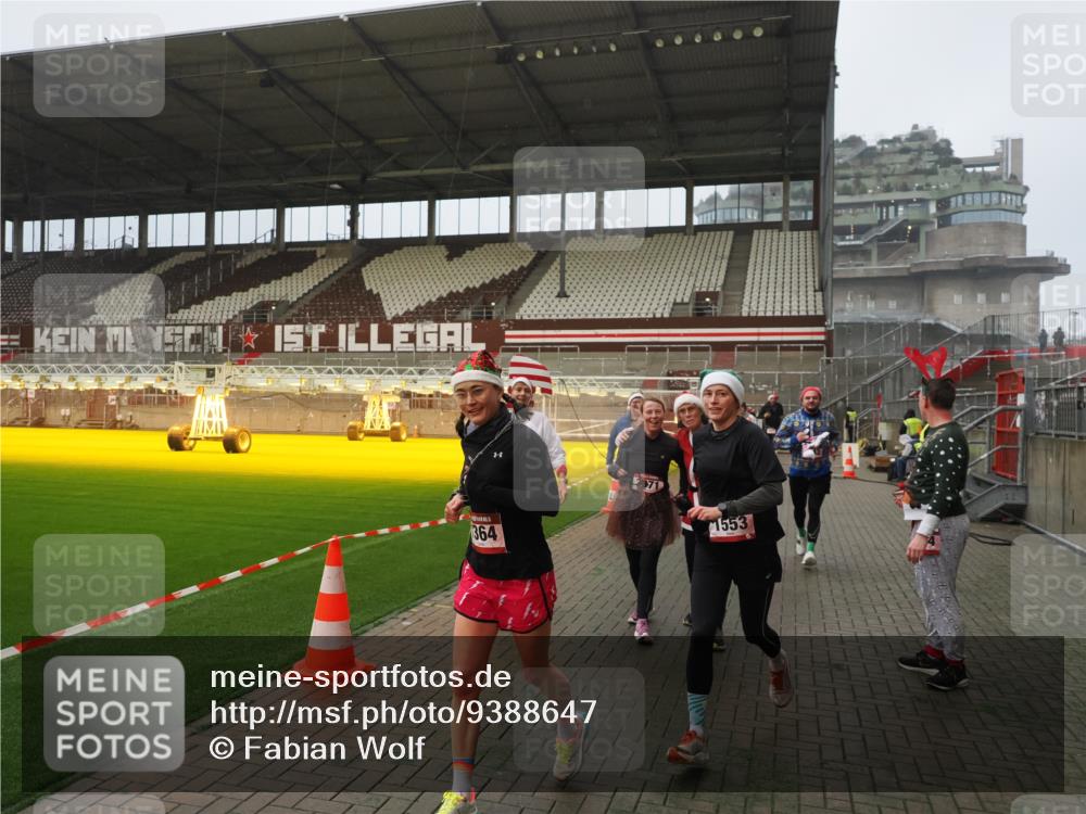 07.12.2025 - St. Pauli X-Mass-Run No. 15 Fabian Wolf http://msf.ph/oto/9388647 07.12.2025 10:20:09 Ziel 459, 1364, 1553, 1903, 2238, 2751, 2855, 3846, 3871, 3893, 4042, 4071, 4503 meine-sportfotos.de