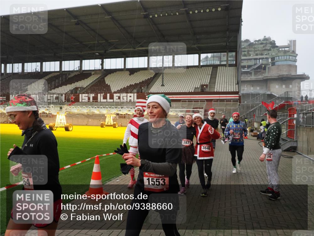 07.12.2025 - St. Pauli X-Mass-Run No. 15 Fabian Wolf http://msf.ph/oto/9388660 07.12.2025 10:20:09 Ziel 459, 1364, 1553, 1903, 2238, 2751, 2855, 3846, 3871, 3893, 4042, 4071, 4503 meine-sportfotos.de