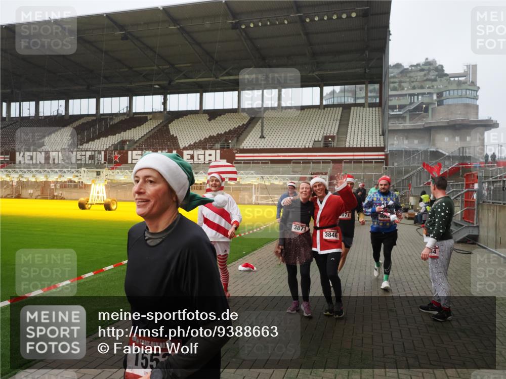 07.12.2025 - St. Pauli X-Mass-Run No. 15 Fabian Wolf http://msf.ph/oto/9388663 07.12.2025 10:20:10 Ziel 459, 1364, 1553, 1903, 2238, 2751, 2855, 3846, 3871, 3893, 4042, 4071, 4503 meine-sportfotos.de