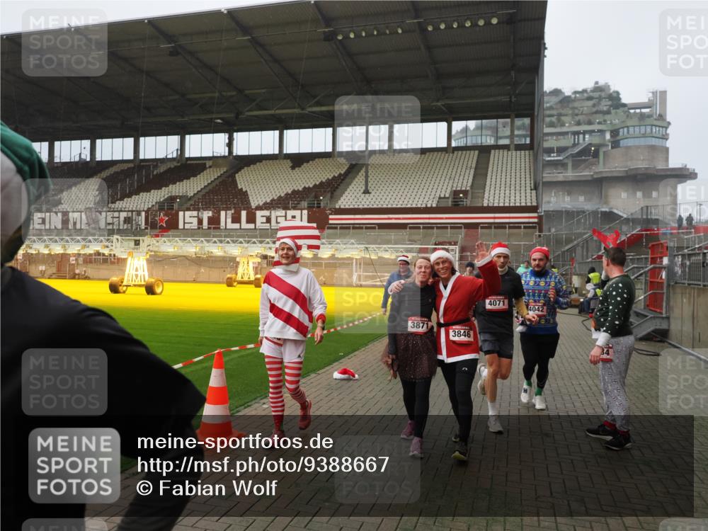 07.12.2025 - St. Pauli X-Mass-Run No. 15 Fabian Wolf http://msf.ph/oto/9388667 07.12.2025 10:20:10 Ziel 459, 1364, 1553, 1903, 2238, 2751, 2855, 3846, 3871, 3893, 4042, 4071, 4503 meine-sportfotos.de
