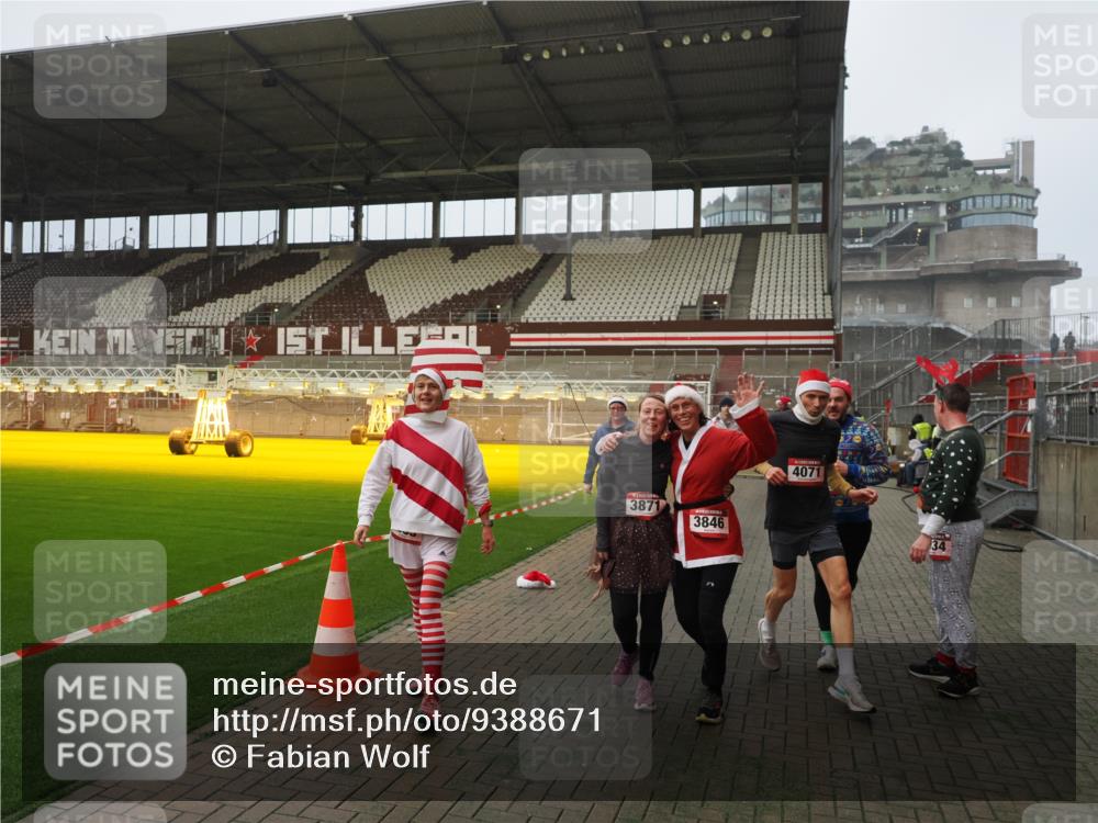07.12.2025 - St. Pauli X-Mass-Run No. 15 Fabian Wolf http://msf.ph/oto/9388671 07.12.2025 10:20:10 Ziel 459, 1364, 1553, 1903, 2238, 2751, 2855, 3846, 3871, 3893, 4042, 4071, 4503 meine-sportfotos.de