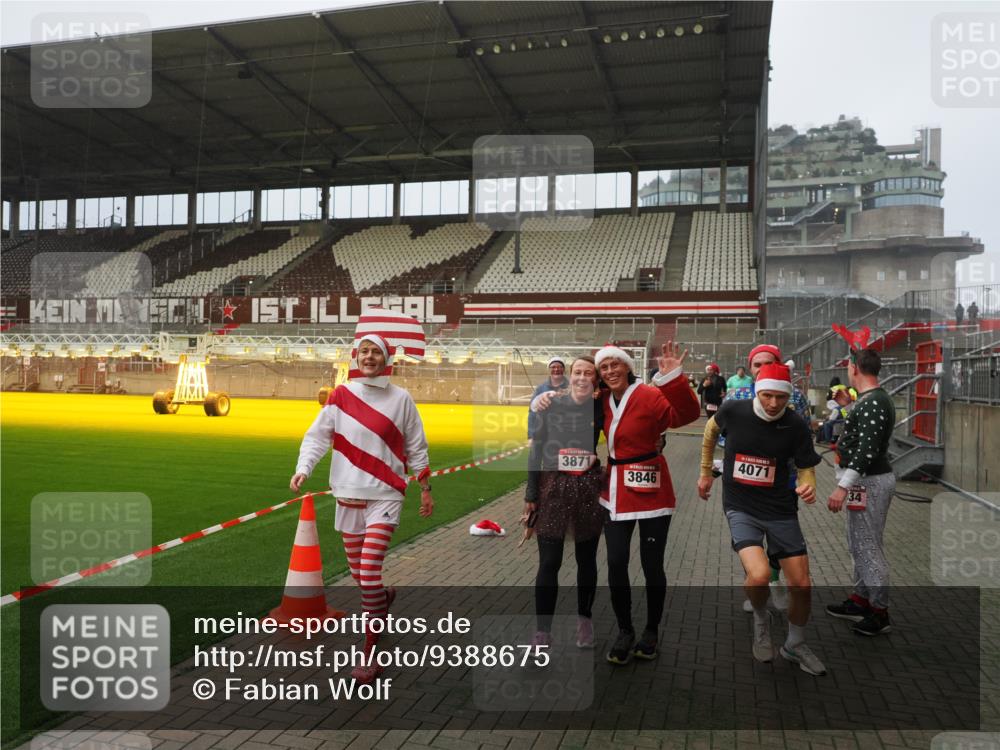 07.12.2025 - St. Pauli X-Mass-Run No. 15 Fabian Wolf http://msf.ph/oto/9388675 07.12.2025 10:20:10 Ziel 459, 1364, 1553, 1903, 2238, 2751, 2855, 3846, 3871, 3893, 4042, 4071, 4503 meine-sportfotos.de