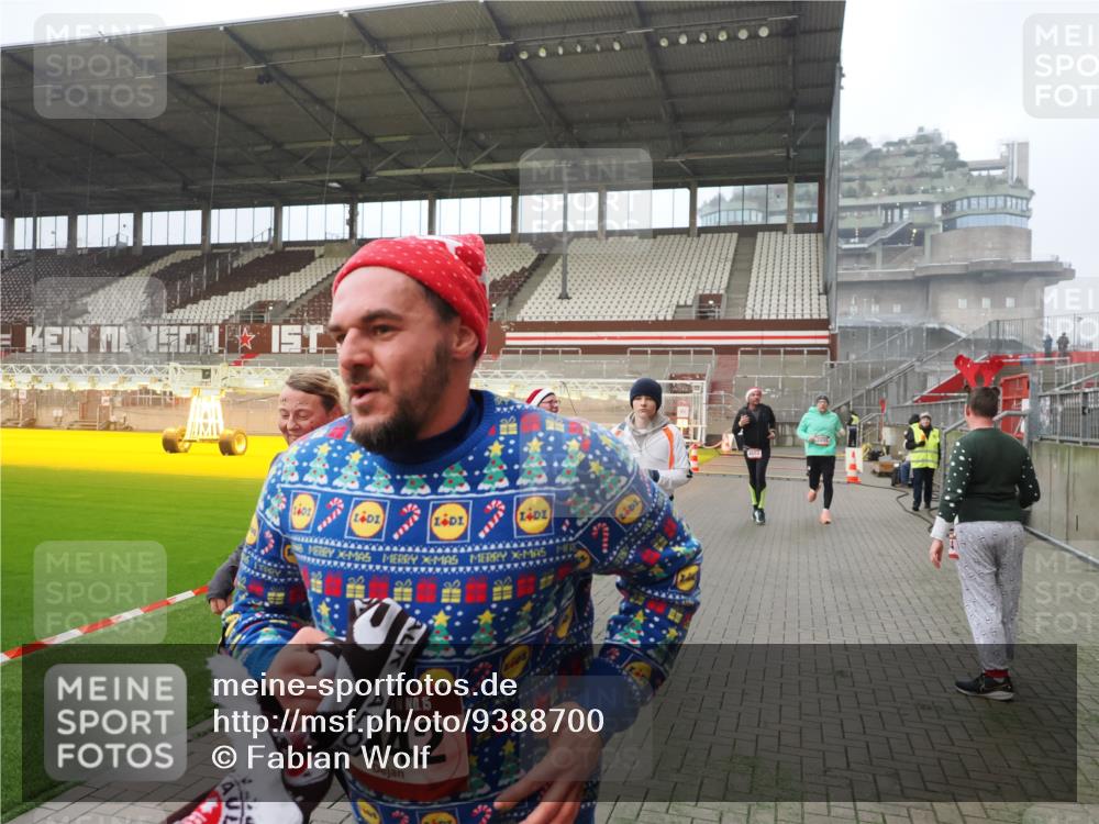 07.12.2025 - St. Pauli X-Mass-Run No. 15 Fabian Wolf http://msf.ph/oto/9388700 07.12.2025 10:20:12 Ziel 459, 1364, 1553, 1903, 2238, 2751, 2855, 3846, 3871, 4042, 4071, 4503 meine-sportfotos.de
