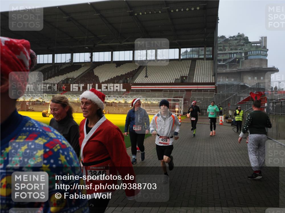 07.12.2025 - St. Pauli X-Mass-Run No. 15 Fabian Wolf http://msf.ph/oto/9388703 07.12.2025 10:20:12 Ziel 459, 1364, 1553, 1903, 2238, 2751, 2855, 3846, 3871, 4042, 4071, 4503 meine-sportfotos.de