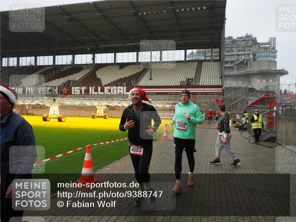 07.12.2025 - St. Pauli X-Mass-Run No. 15 Fabian Wolf http://msf.ph/oto/9388747 07.12.2025 10:20:15 Ziel 459, 1364, 1553, 1903, 2238, 2751, 2855, 3846, 3871, 4042, 4071, 4503, 4523 meine-sportfotos.de
