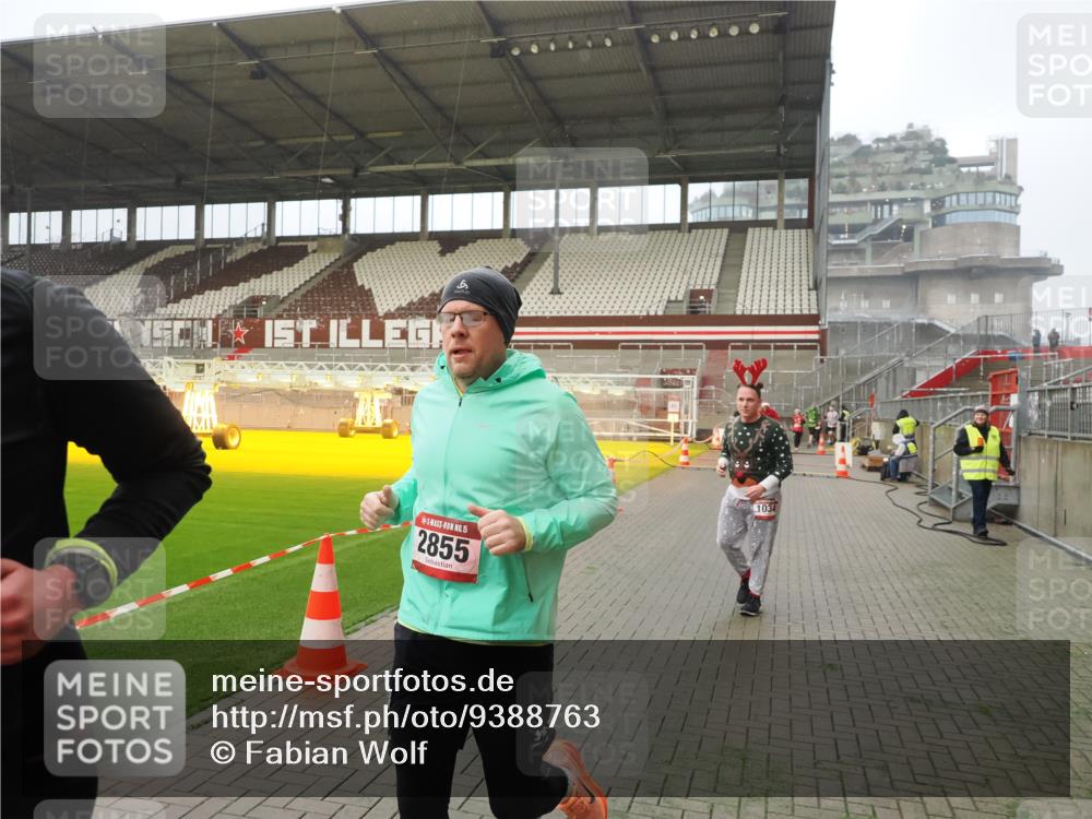07.12.2025 - St. Pauli X-Mass-Run No. 15 Fabian Wolf http://msf.ph/oto/9388763 07.12.2025 10:20:16 Ziel 459, 1364, 1553, 1903, 2238, 2751, 2855, 3846, 3871, 4042, 4071, 4503, 4523 meine-sportfotos.de