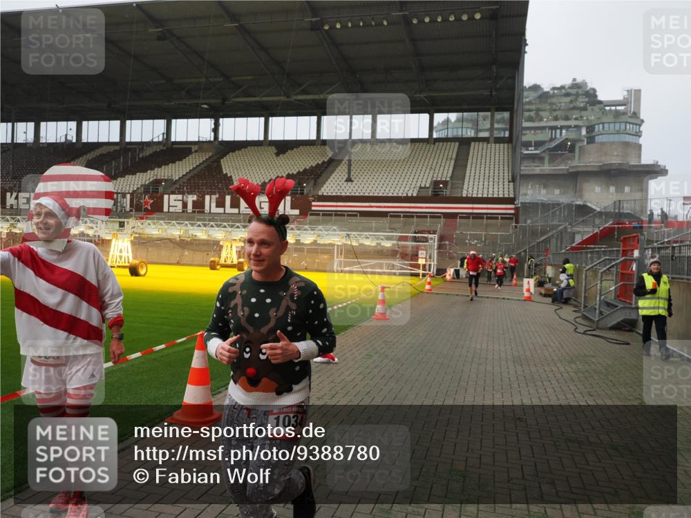 07.12.2025 - St. Pauli X-Mass-Run No. 15 Fabian Wolf http://msf.ph/oto/9388780 07.12.2025 10:20:18 Ziel 459, 1364, 1553, 1903, 2751, 2855, 3871, 4042, 4071, 4116, 4503, 4523 meine-sportfotos.de