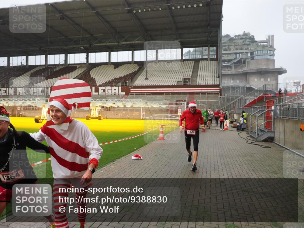 07.12.2025 - St. Pauli X-Mass-Run No. 15 Fabian Wolf http://msf.ph/oto/9388830 07.12.2025 10:20:22 Ziel 447, 452, 459, 461, 478, 1553, 2187, 2855, 3473, 3832, 4042, 4071, 4116, 4503, 4523 meine-sportfotos.de