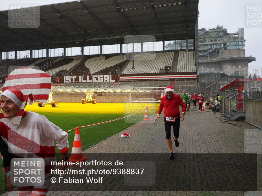07.12.2025 - St. Pauli X-Mass-Run No. 15 Fabian Wolf http://msf.ph/oto/9388837 07.12.2025 10:20:23 Ziel 447, 452, 459, 461, 478, 2187, 2855, 3473, 3832, 4042, 4071, 4116, 4503, 4523 meine-sportfotos.de