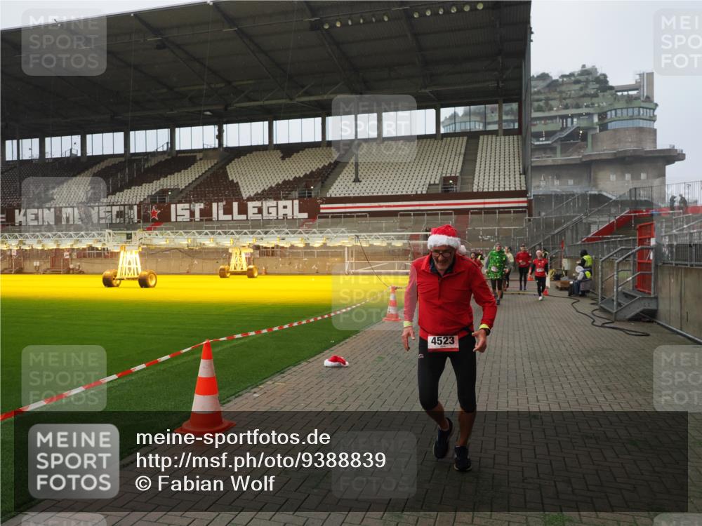 07.12.2025 - St. Pauli X-Mass-Run No. 15 Fabian Wolf http://msf.ph/oto/9388839 07.12.2025 10:20:23 Ziel 447, 452, 459, 461, 478, 2187, 2855, 3473, 3832, 4042, 4071, 4116, 4503, 4523 meine-sportfotos.de