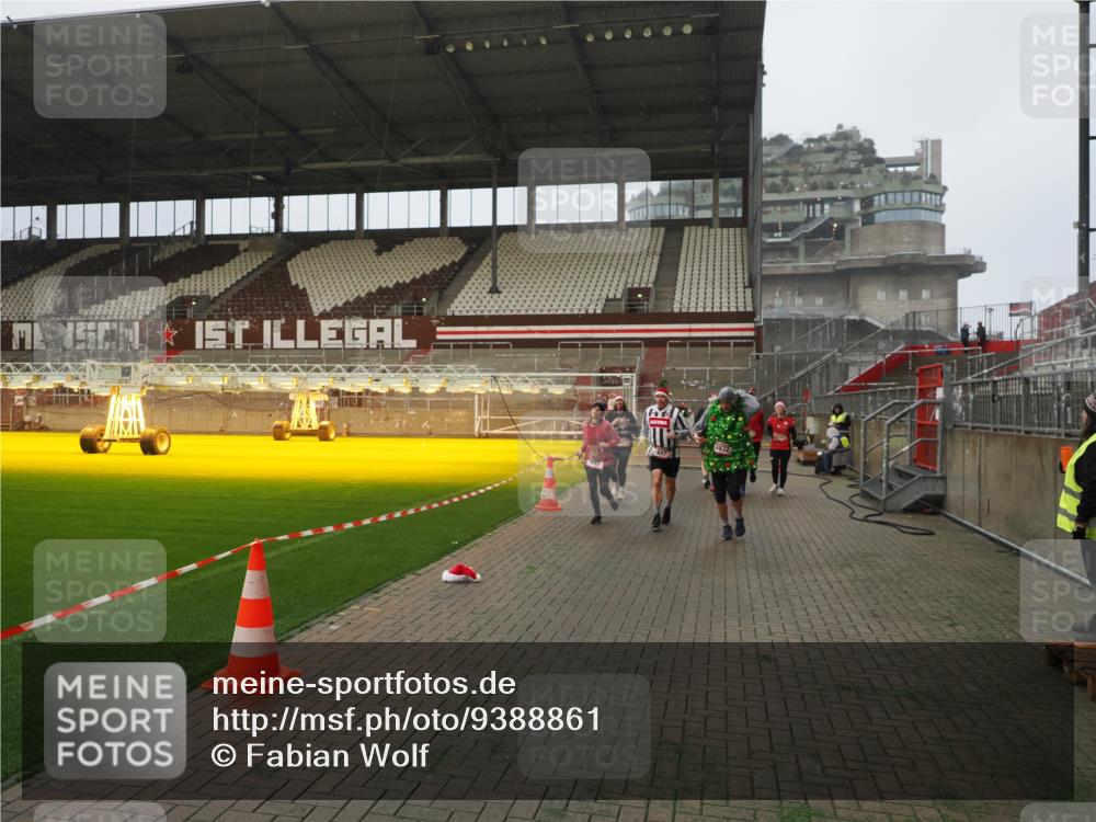 07.12.2025 - St. Pauli X-Mass-Run No. 15 Fabian Wolf http://msf.ph/oto/9388861 07.12.2025 10:20:26 Ziel 447, 452, 459, 461, 478, 2187, 2855, 3473, 3832, 4116, 4503, 4523 meine-sportfotos.de